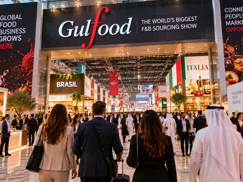 Entrada da feira Gulfood com corredores de pavilhões internacionais